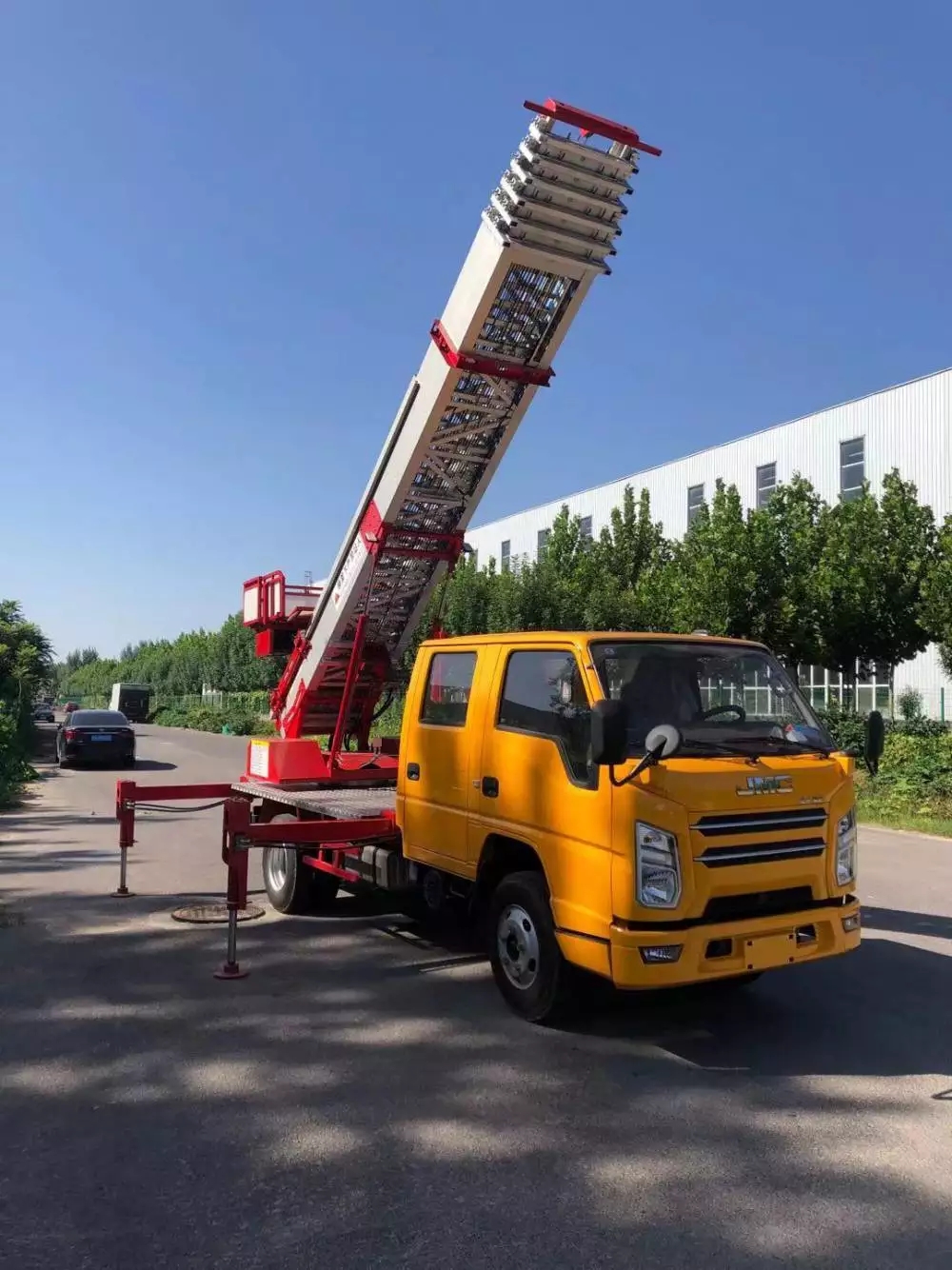 枣庄市中附近的云梯车出租服务：轻松解决高空作业需求