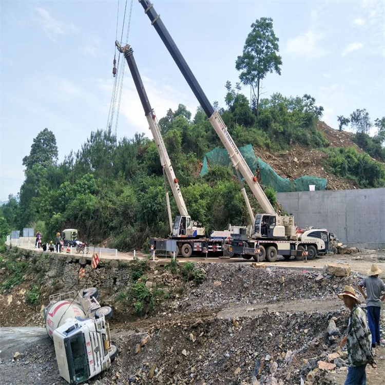 枣庄市中汽车掉沟里叫吊车救援要多少钱